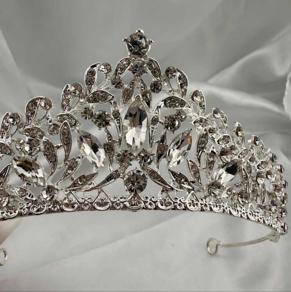 Wedding Party Elegant Silver Tiara - Picture 5 of 5